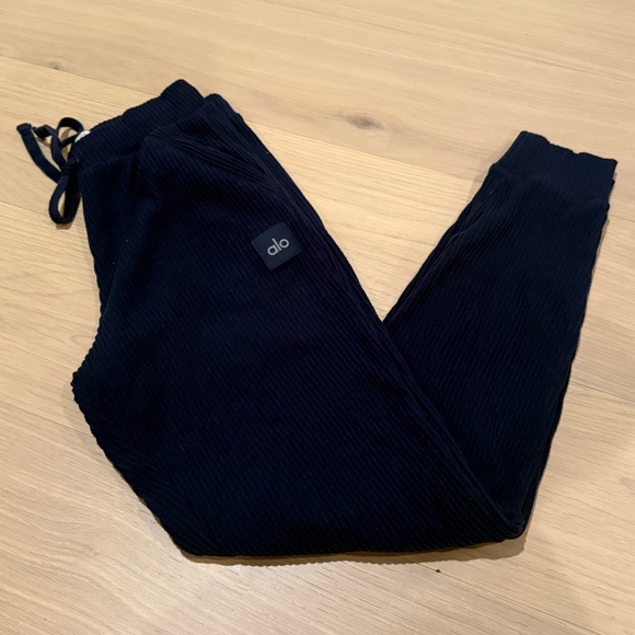 ALO Yoga Pants - ALO Yoga Muse Dark Blue Ribbed Joggers Pants - women’s small